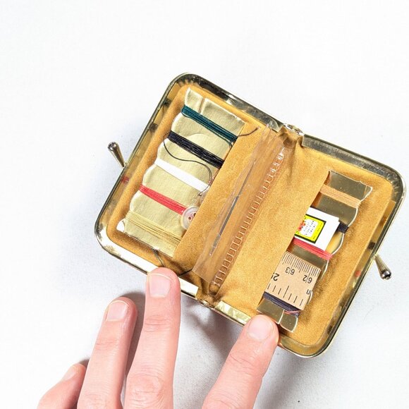 Vintage kiss lock wallet sewing etui, travel sewing mending repair kit - Picture 4 of 7